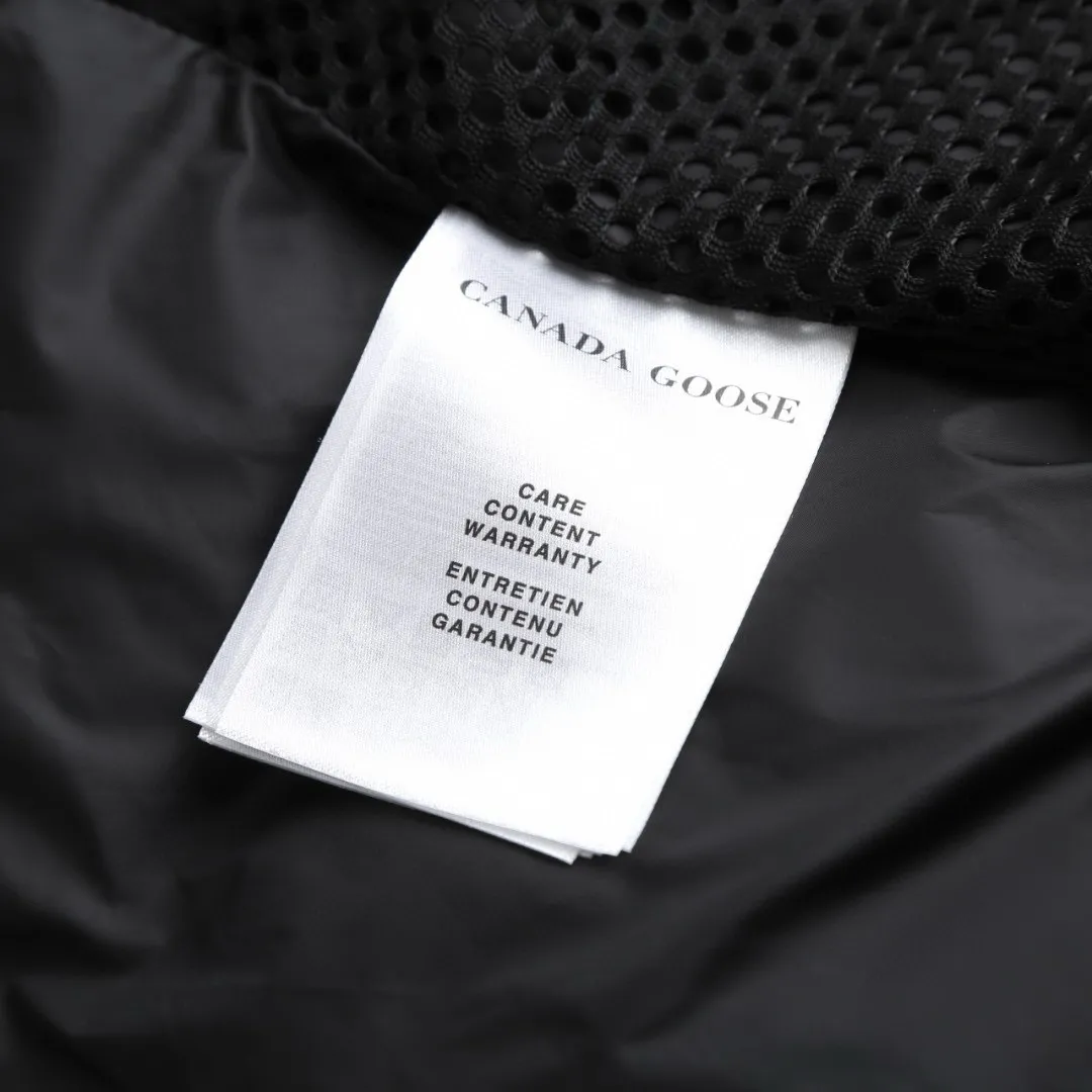 P1010 [Exclusive supply] Canada Goose Black Label Badge Hooded Down Jacket (Khaki) The high-quality filling is made of 90 national standard high-quality white duck down, selected high-loft velvet, weighing 240g, light and warm, with excellent temperature locking performance and good resilience. The fabric is woven with 400T high-count yarn. After special water-repellent treatment, the surface forms a lotus leaf effect - raindrops will slide down like beads, and snow particles will fall off when touched. The tear resistance reaches 200N (approximately 20kg load-bearing), the light gray matte texture breaks the stereotype of "outdoor clothing = hardcore", and the soft luster presents a high-end matte effect under urban neon lights, seamlessly switching scenes from ski resorts to CBD office buildings. The ribbon is woven with polyester as the base, and the brand letters are decorated on the ribbon through high-precision computer embroidery. The edges of the pattern are clear, the stitches are fine and even, and multiple layers of embroidery thread are stacked to enhance the three-dimensional effect. Precision thread reinforcement prevents linting and ensures the fluffy and resilient elasticity lasts as new. The embedded cuffs are three-dimensionally woven to form a "wavy" elastic structure, which forms natural folds when fitting the wrist, increasing the contact area with the skin, thus improving the windproof effect. At the same time, micro-velvet treatment is added to the inside of the cuffs, which feels like a second layer of skin and avoids friction on the skin from metal zippers or hard fabrics. Size:S-M-L-XL